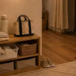 前夜にお出かけ用の水筒、着替え、バッグを棚にまとめた室内