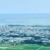 石垣島の市街地と海を高台から見渡した風景
