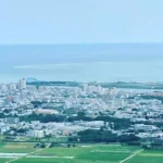石垣島の市街地と海を高台から見渡した風景