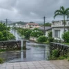 石垣島の梅雨で雨に濡れた住宅街を玄関から見る様子