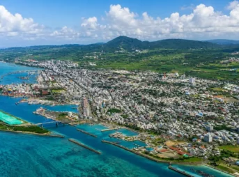 海と山に囲まれた石垣島の市街地を上空から見た風景