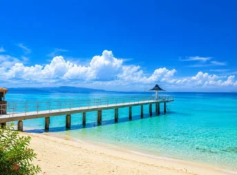 青い海と桟橋が広がるリゾートビーチの風景