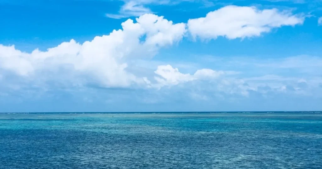 石垣島の青い海と空