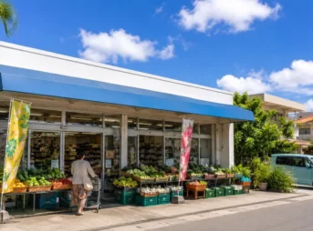 南国の街並みにある商店の店先に野菜が並ぶ買い物風景